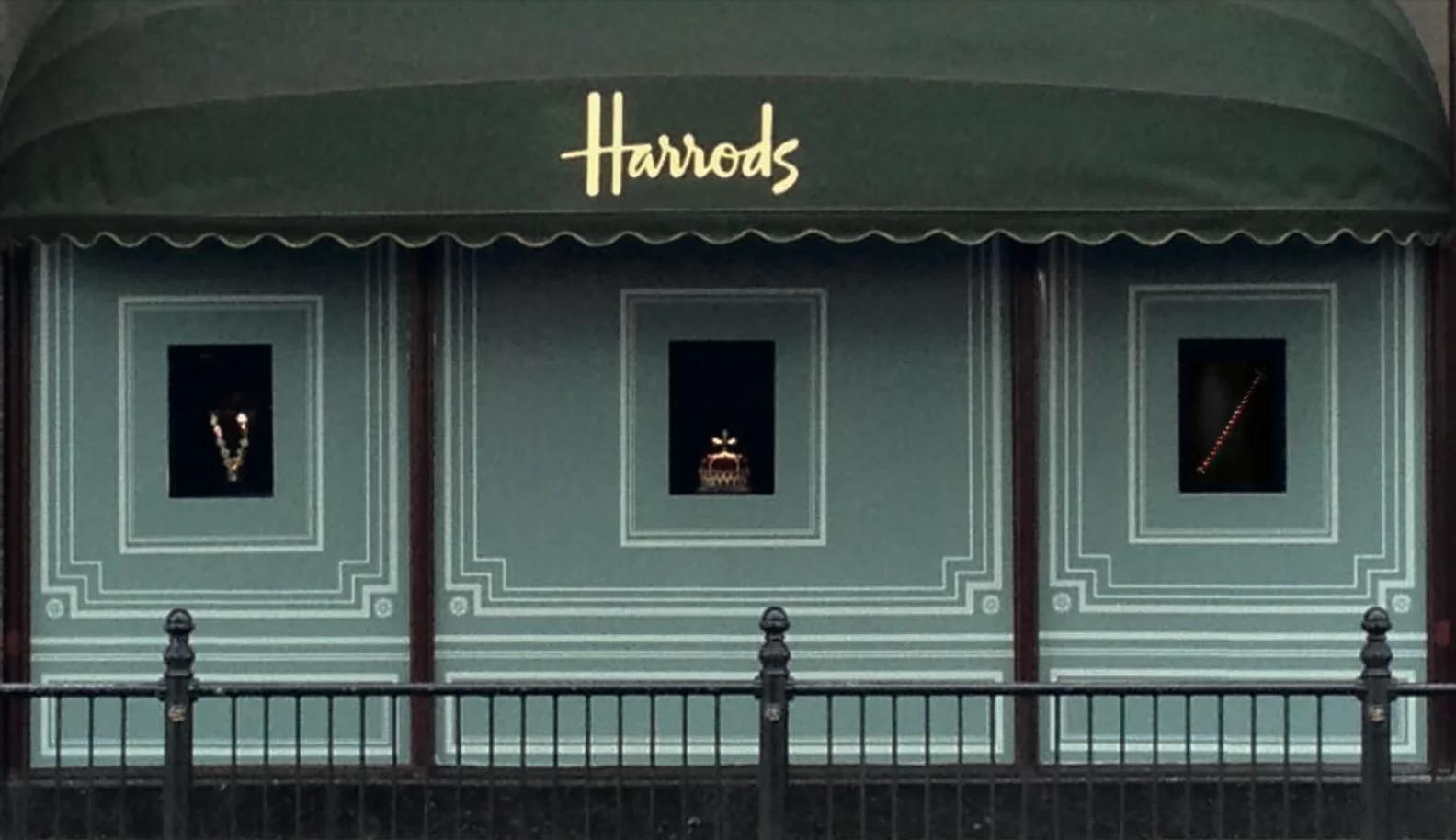 Vitrines Hommage à la Reine pour Dior